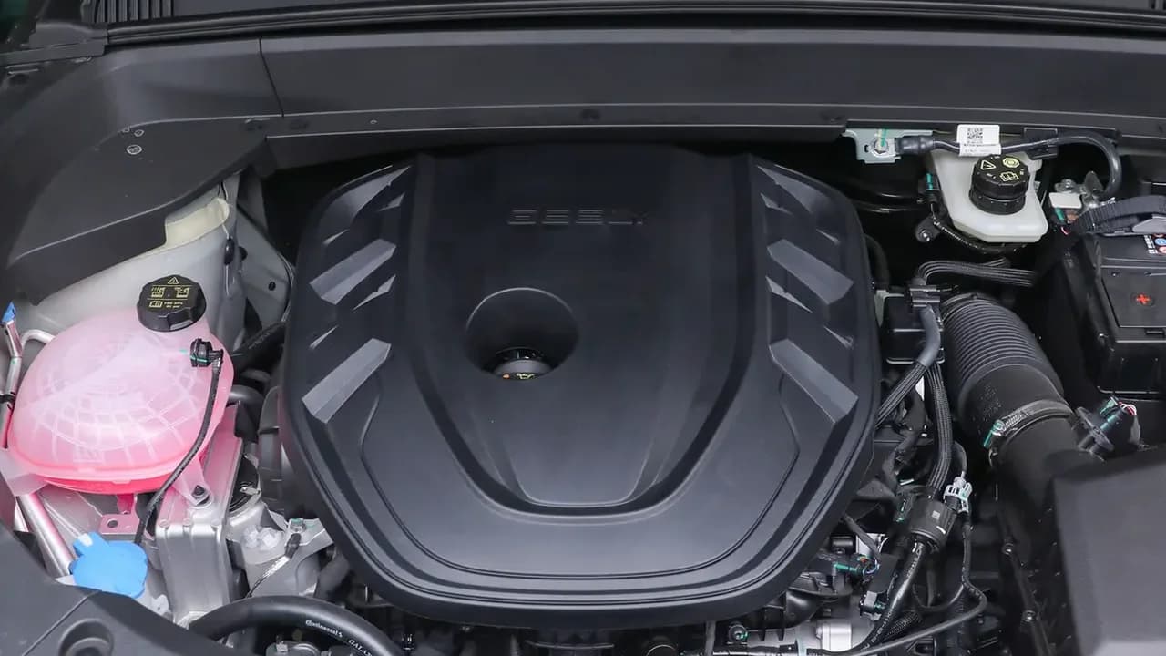 Подкапотное пространство Geely Monjaro с двигателем 2.0T