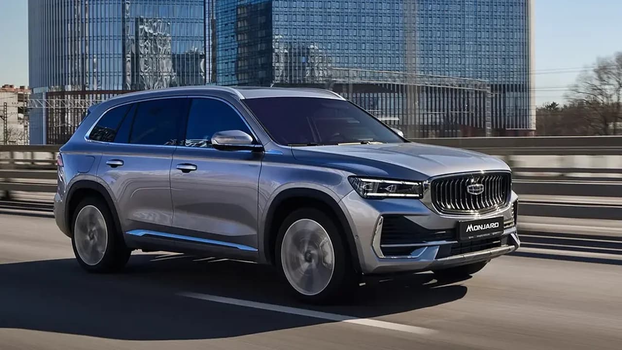 Geely Monjaro первого поколения на дороге