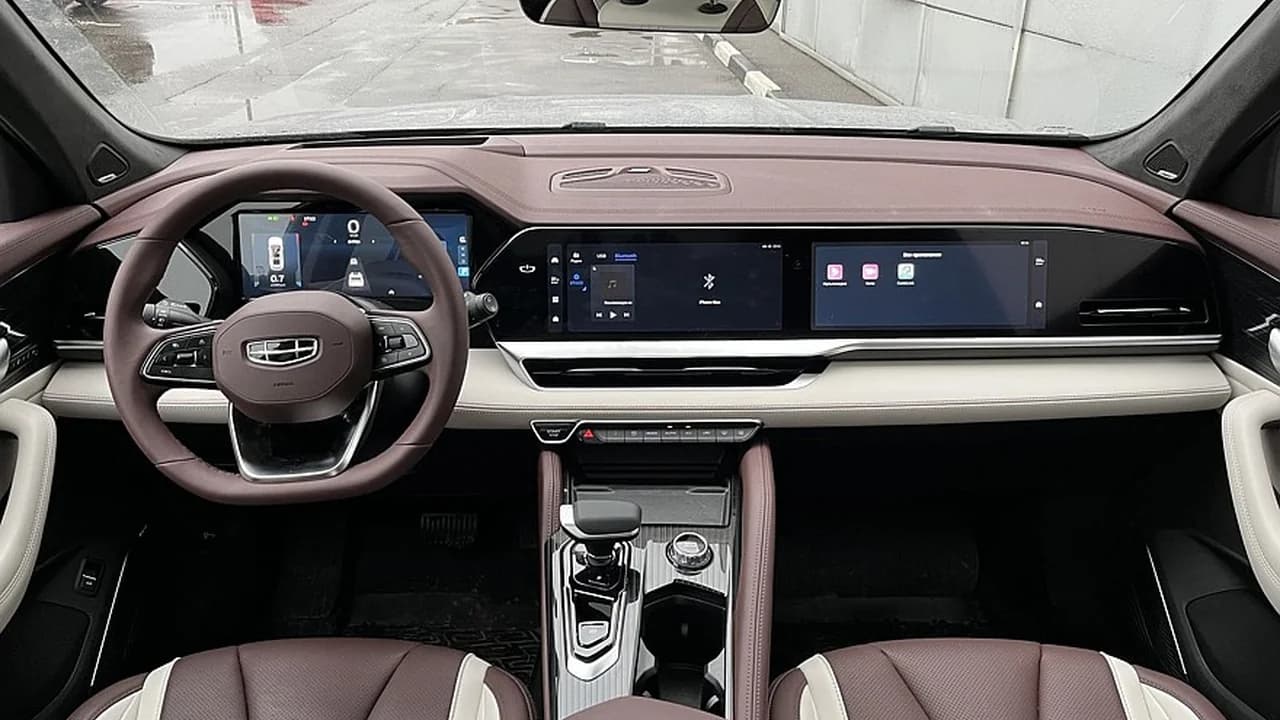 Передняя панель и три экрана Geely Monjaro первого поколения