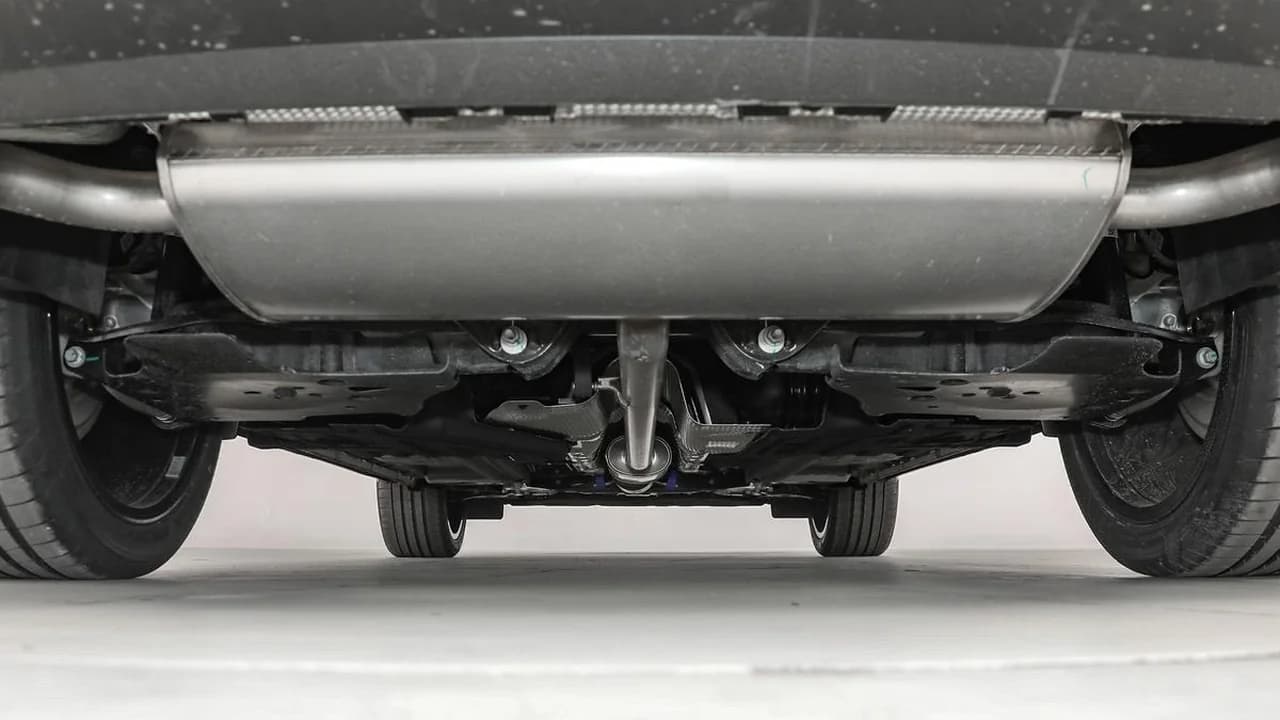 Задняя многорычажная подвеска Geely Monjaro снизу