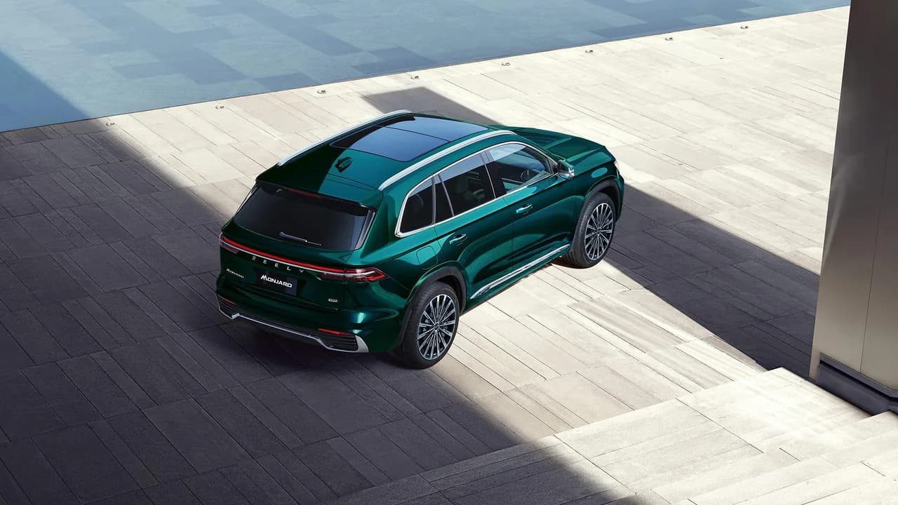 Обновлённый Geely Monjaro Flagship SE в цвете Mountain Green