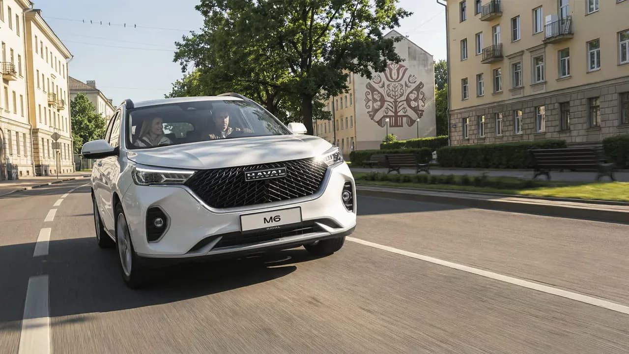Обновлённый HAVAL M6 второго поколения на городской дороге