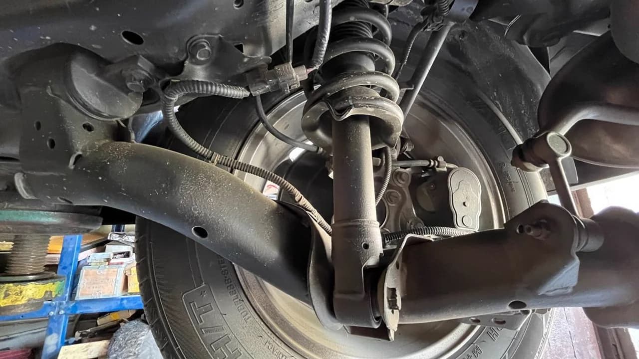 Передняя подвеска McPherson HAVAL M6 второго поколения на подъёмнике